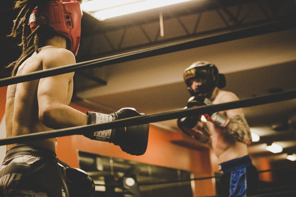 Dos hombres con guantes de entrenamiento en el anillo