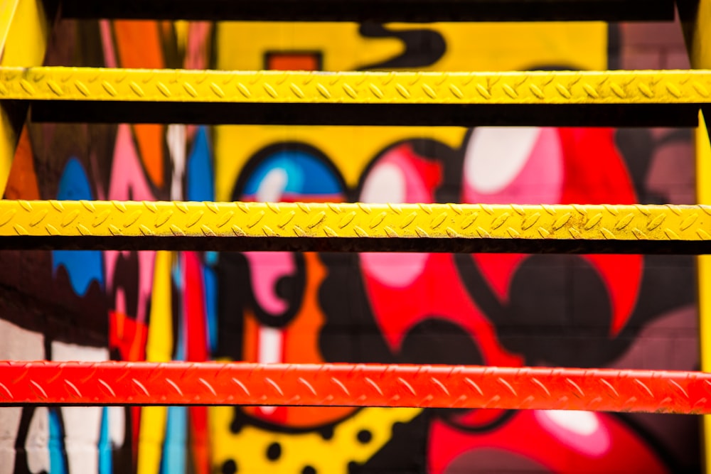 Escaleras metálicas pintadas de rojo y amarillo