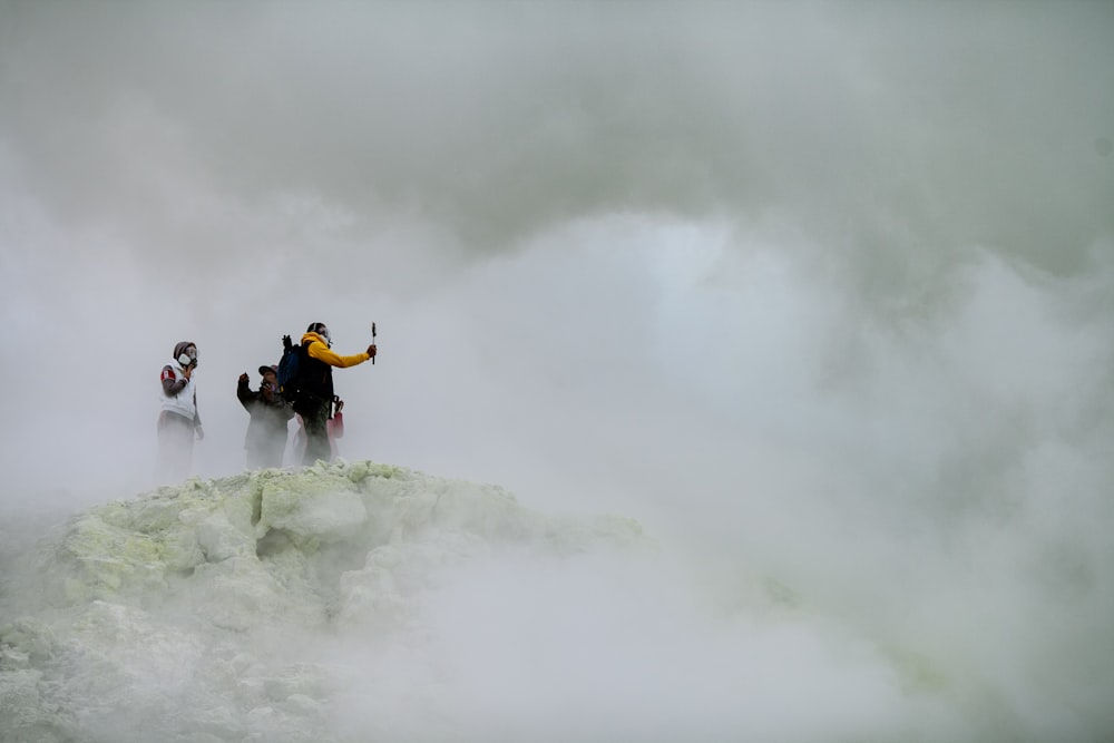 Tres personas en la montaña