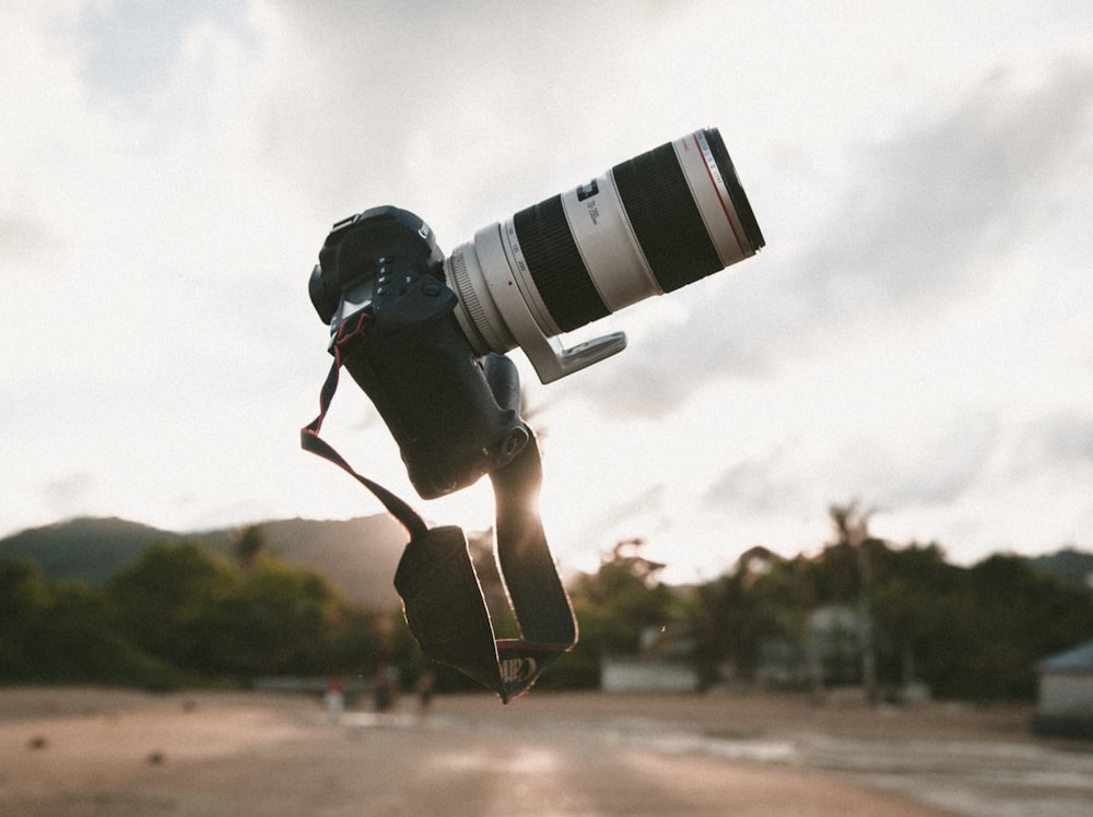 foto surrealista della fotocamera DSLR bianca e nera durante l'ora d'oro