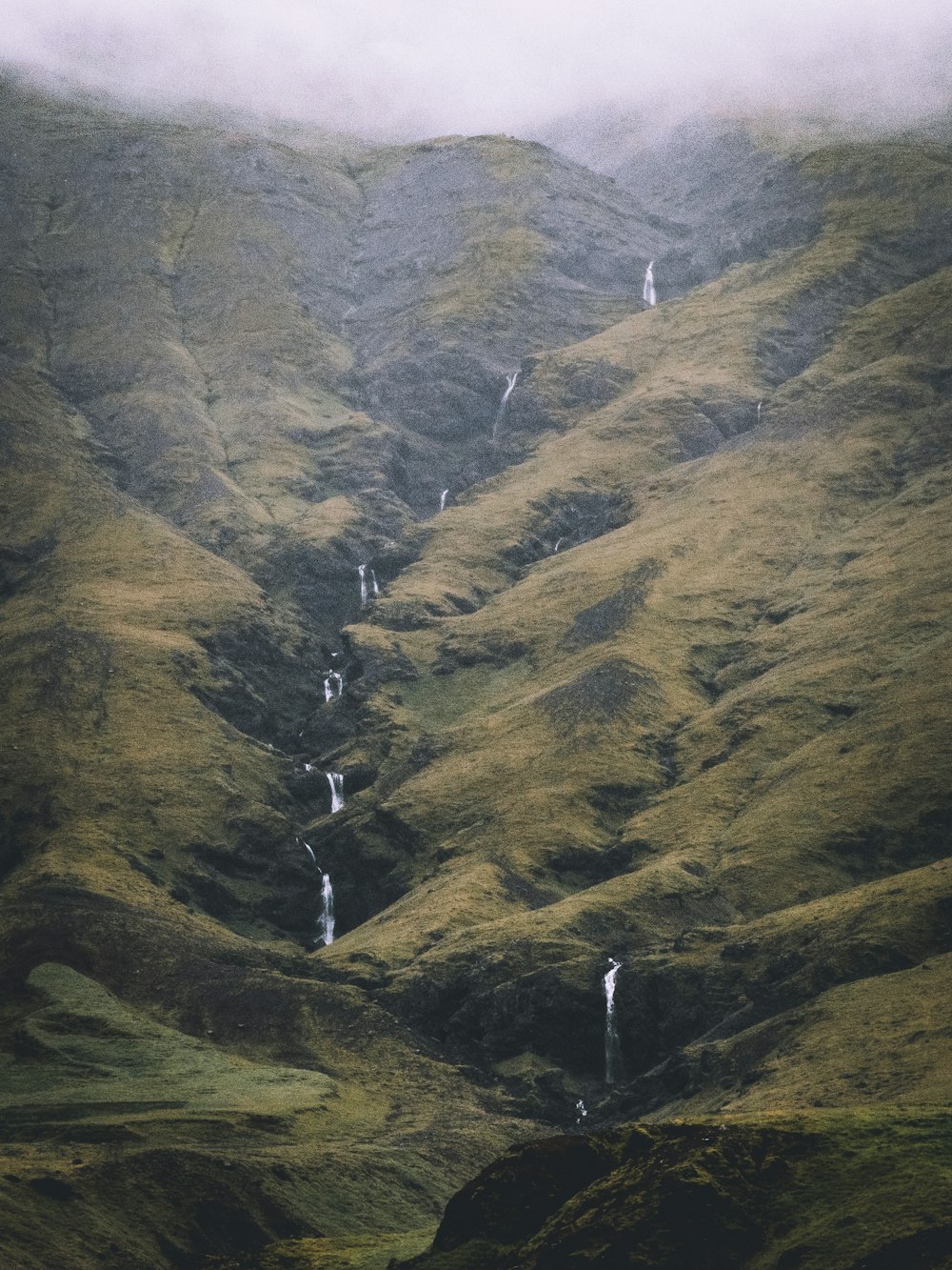 Grauer Berg mit Wasserfällen