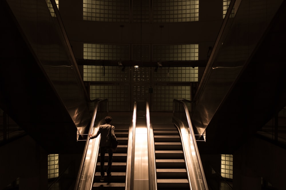 Frau steht auf Rolltreppe