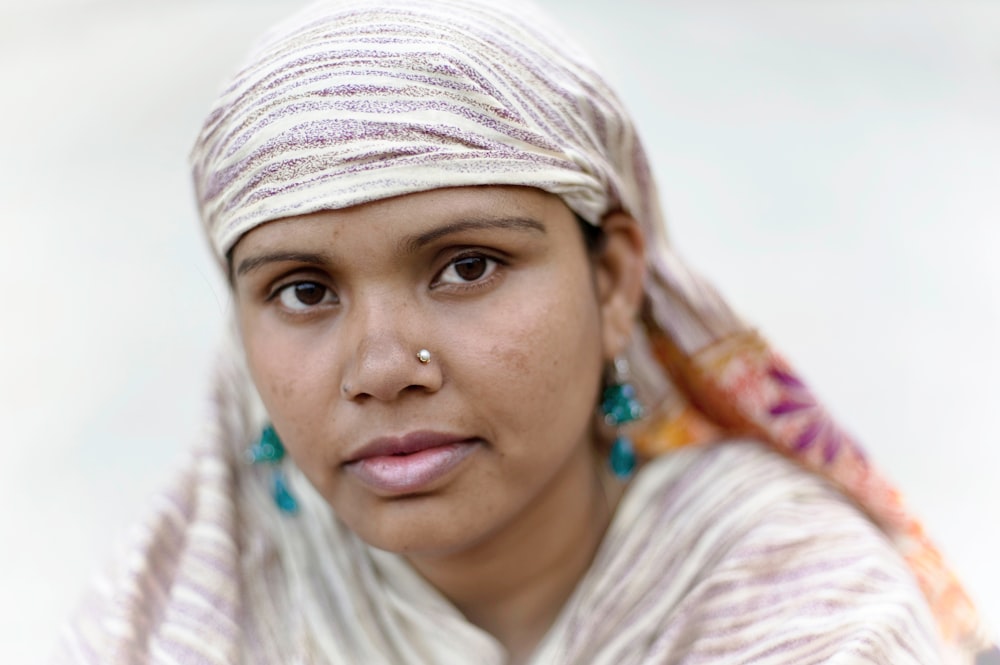 women's white and purple striped headscarf