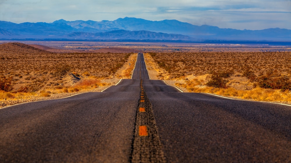 Carretera de hormigón rodeada de arenas