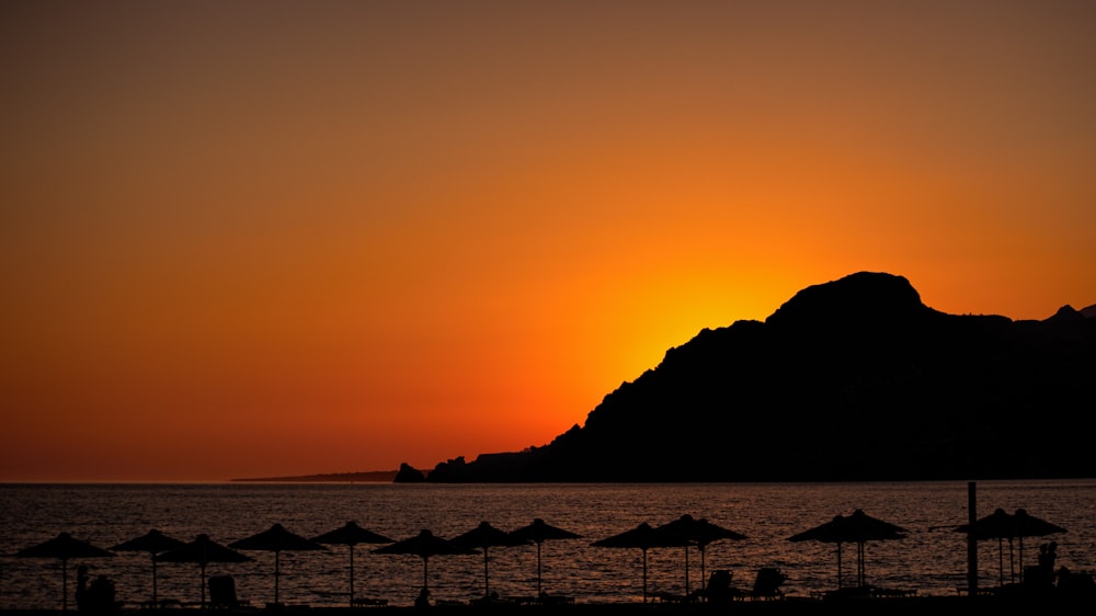 silhouette de montagne pendant le coucher du soleil