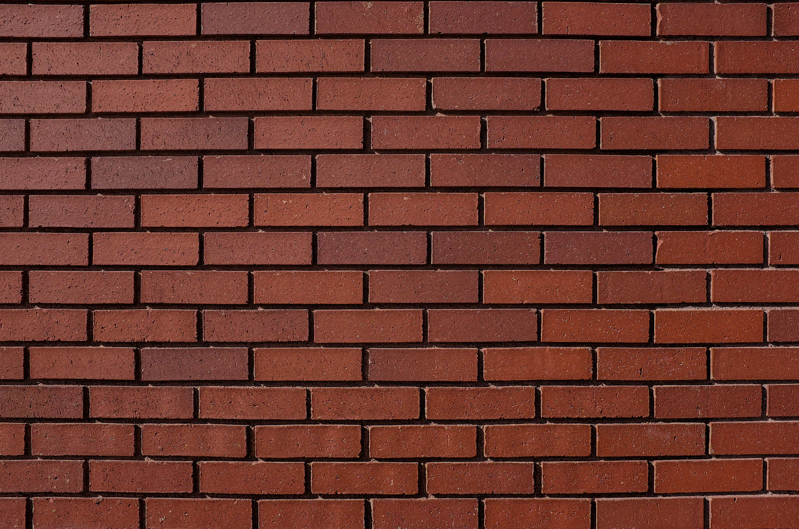 Situatie vóór de renovatie: verweerde bakstenen muur met beschadigd voegwerk