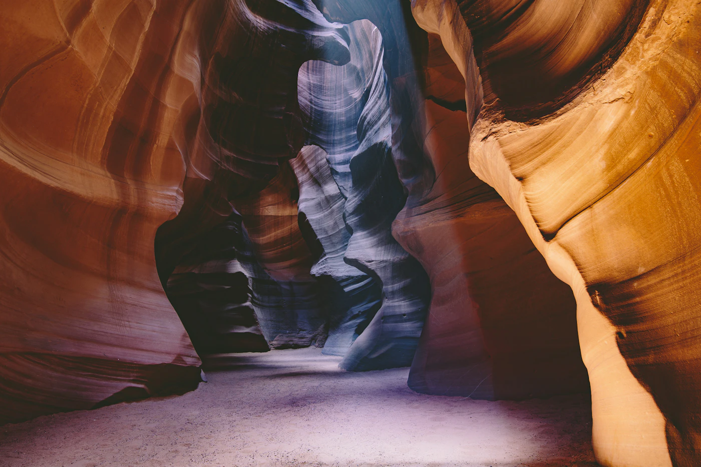 Haz de luz entre las paredes de arenisca de Antelope Canyon, Arizona, Estados Unidos