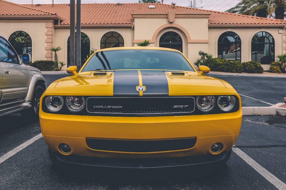 Dodge Challenger coupé amarillo