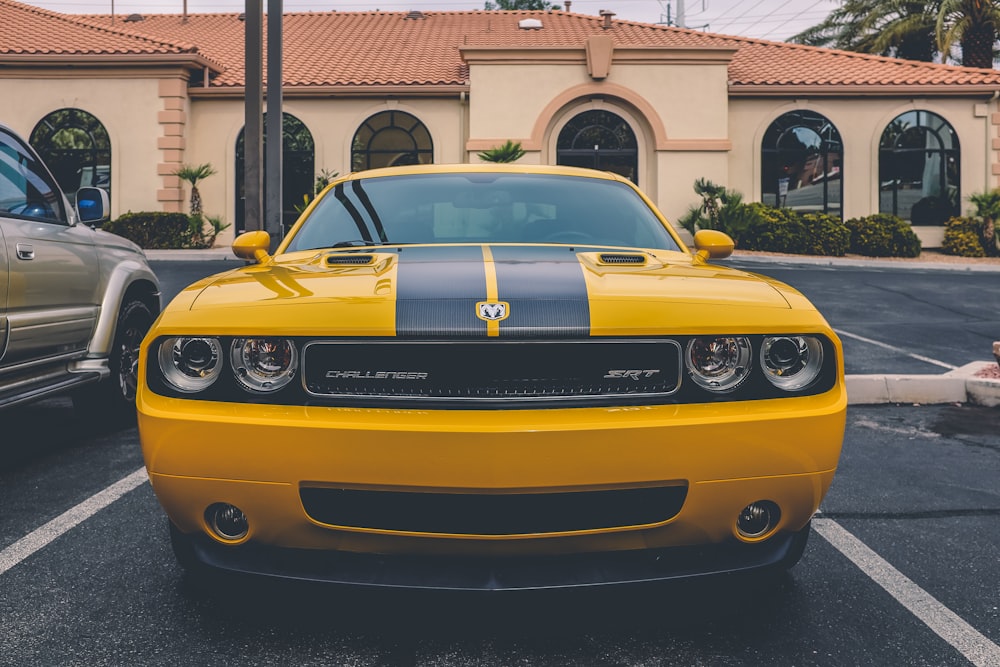 cupê amarelo Dodge Challenger