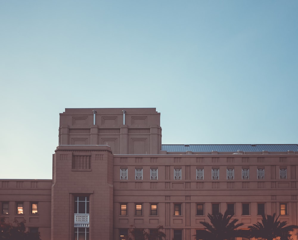 Edificio de hormigón marrón