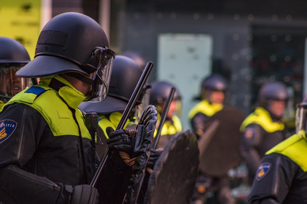 Homem de uniforme segurando bastão e escudo