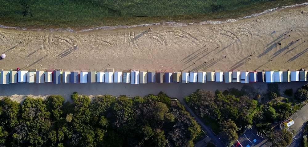 Veduta aerea della casa vicino alla riva del mare