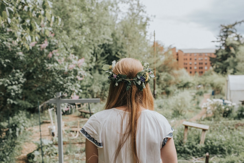 femme en face du jardin