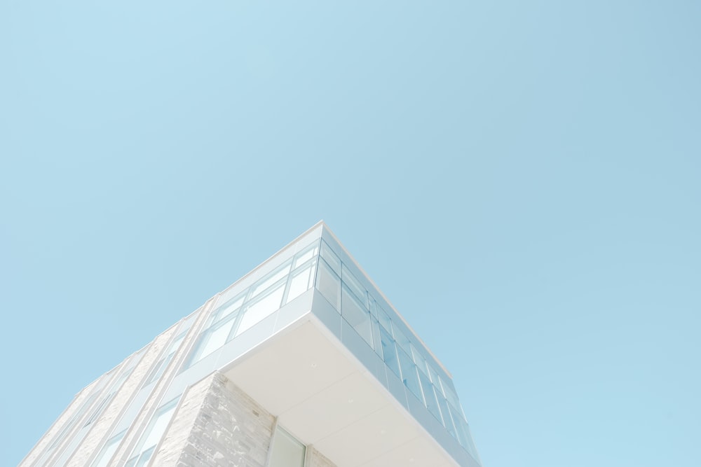白いコンクリートの建物のローアングル写真