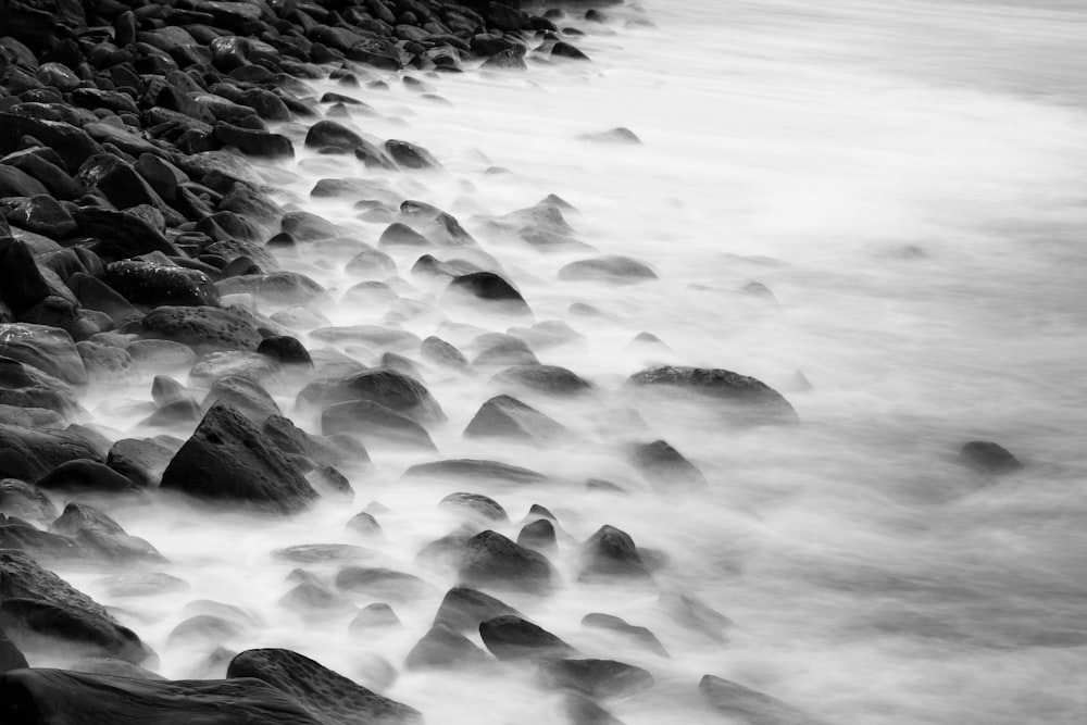 Foto en escala de grises de las olas de agua
