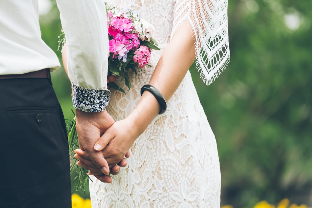 Bräutigam und Braut halten Händchen