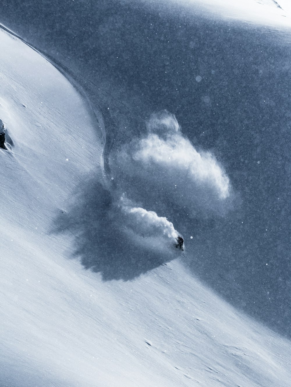 Persona che fa snowboard nella tundra