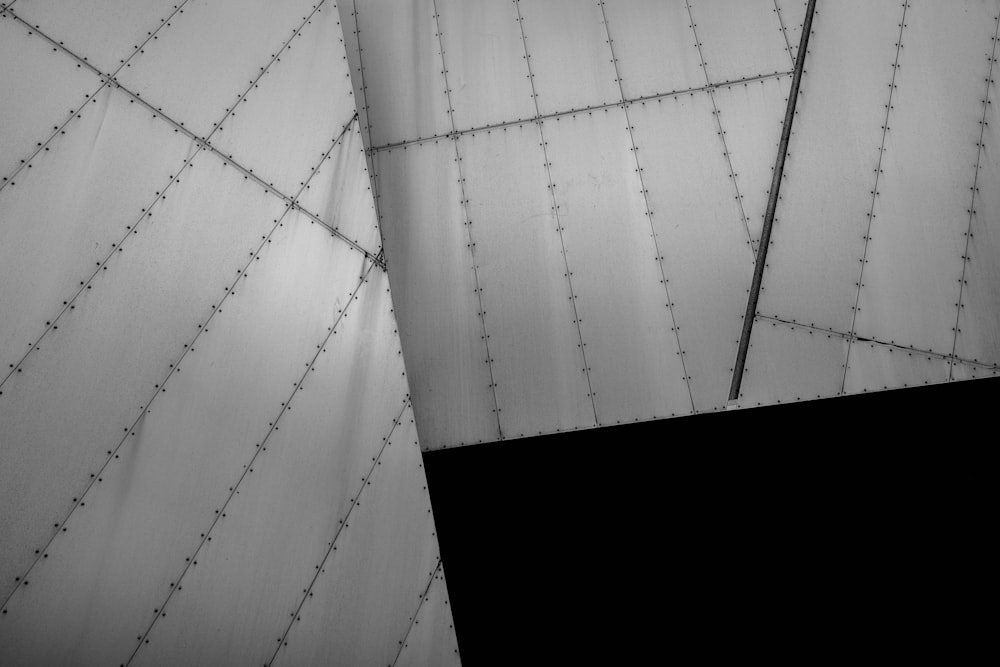 Foto em preto e branco da arquitetura de metal aparafusada deitada em ângulos