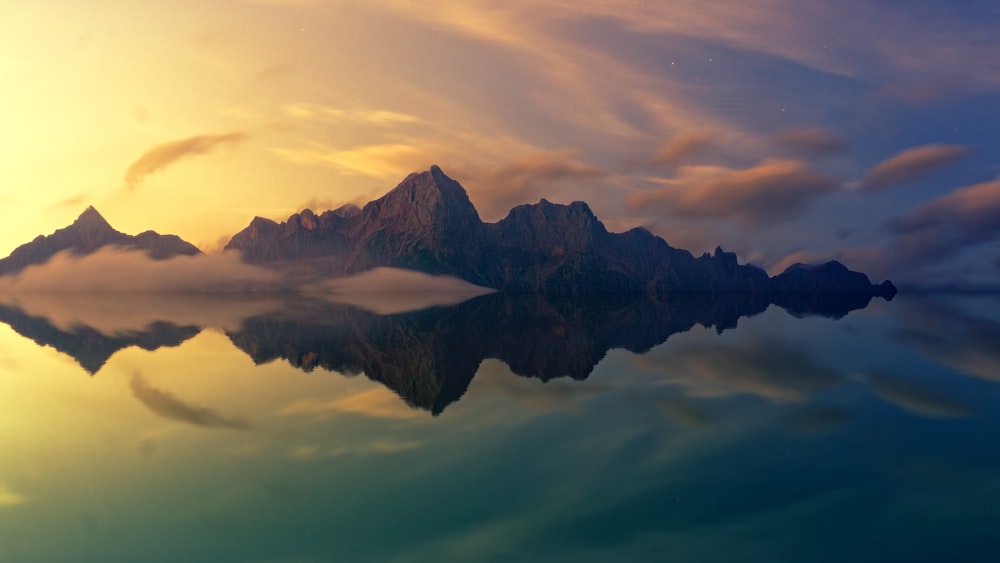 Montaña marrón reflejada en el cuerpo de agua