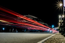 Greitas automobilių pervežimas naktiniu keliu.