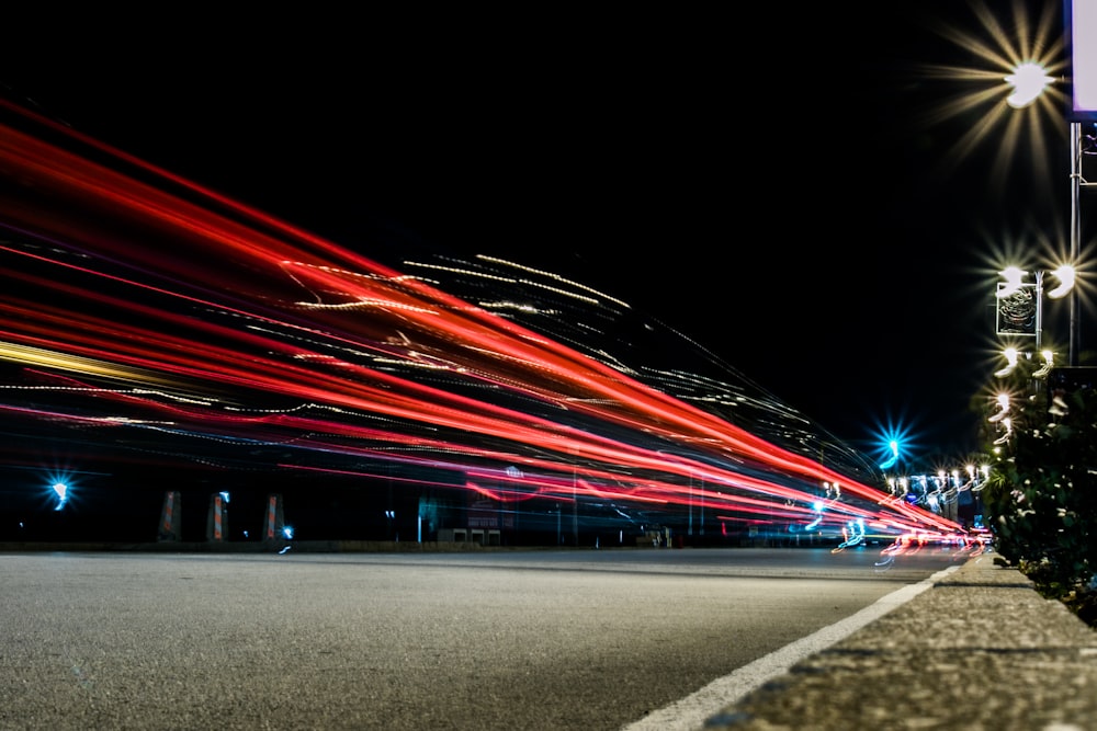 日中のコンクリート道路のタイムラプス写真