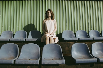 woman sitting on gang chair