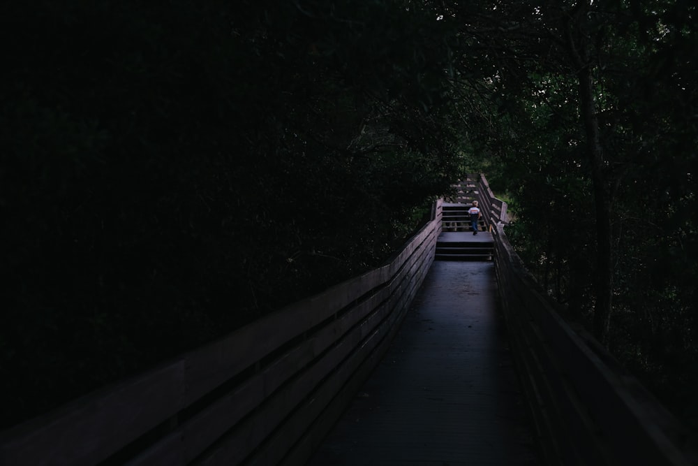 homme marchant sur le pont