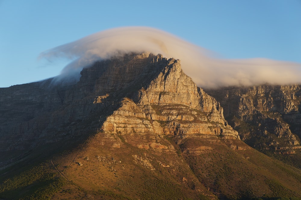 Nuages touchant la montagne brune