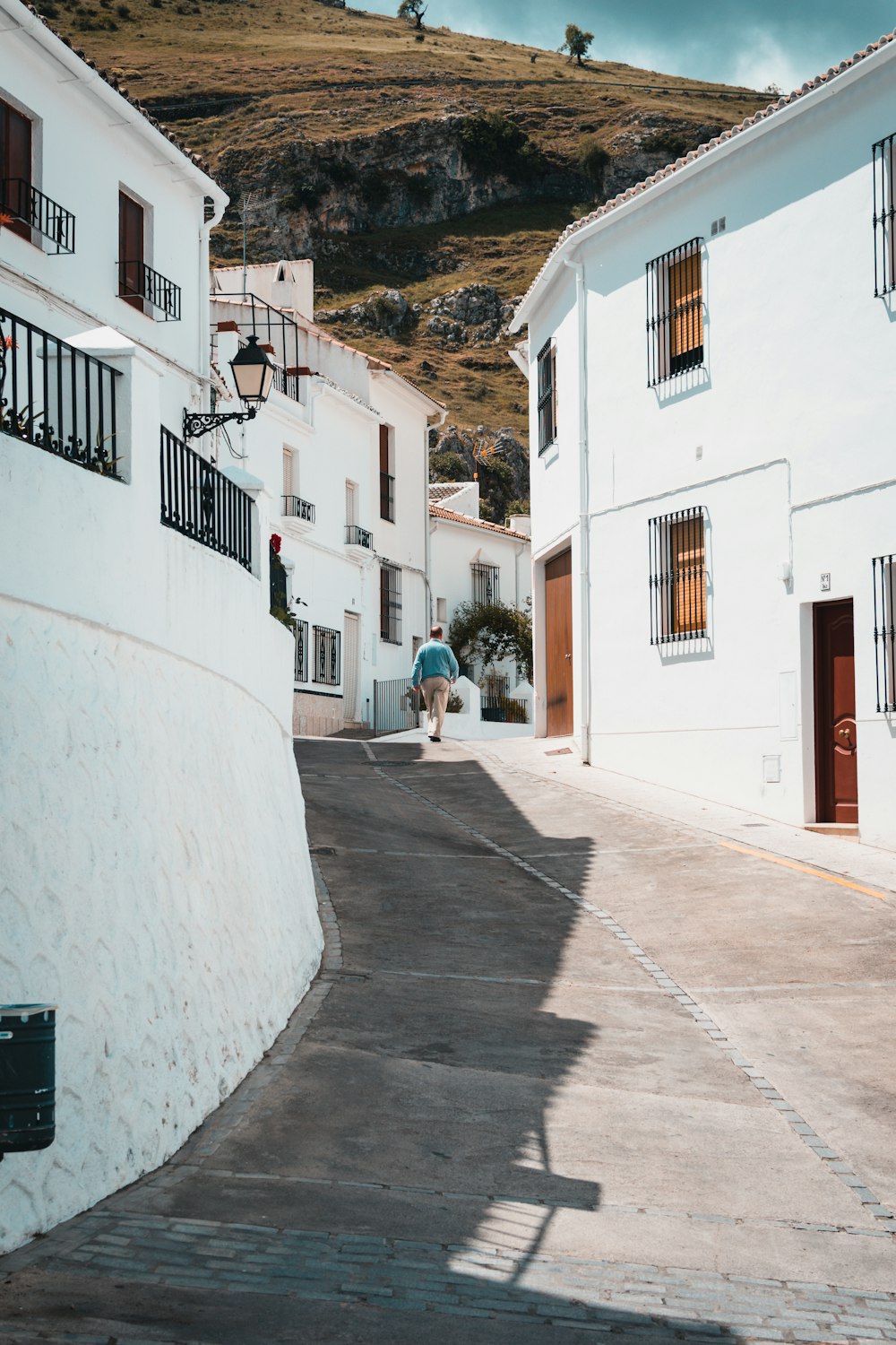 homme marchant près des maisons