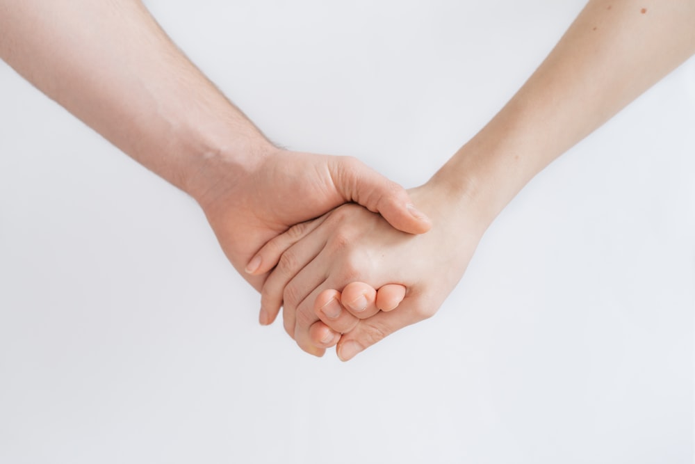 Frau und Mann halten Händchen