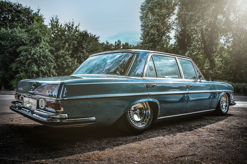 blaugrüne Limousine