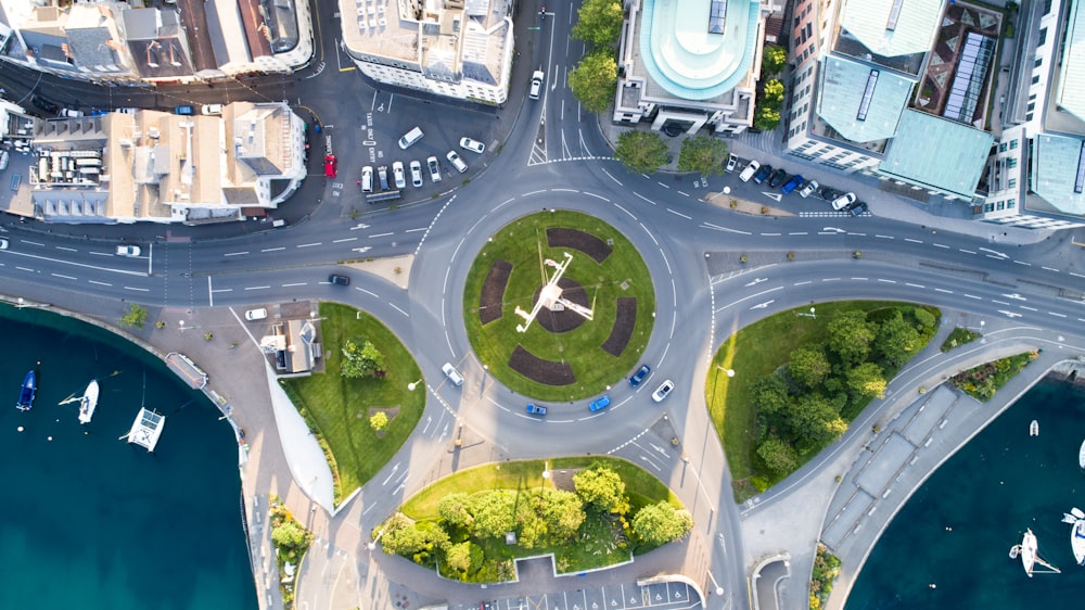 fotografia aérea da estrada onde os veículos viajam e edifícios durante o dia
