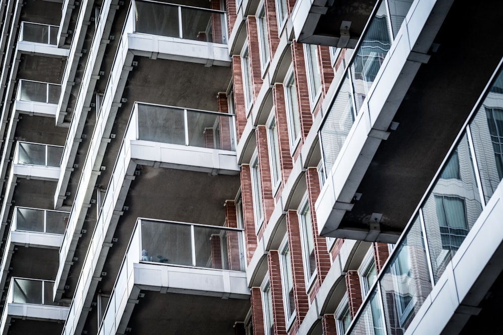 Fotografía de ángulo bajo del edificio