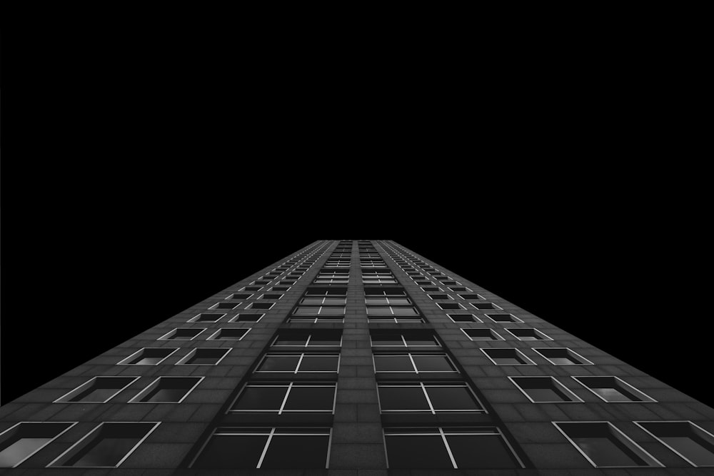 Foto aus der Wurmperspektive des Gebäudes während der Nacht