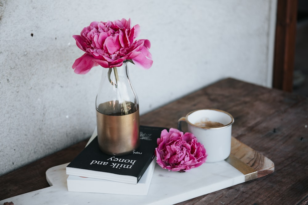 fleur à pétales roses sur bouteille