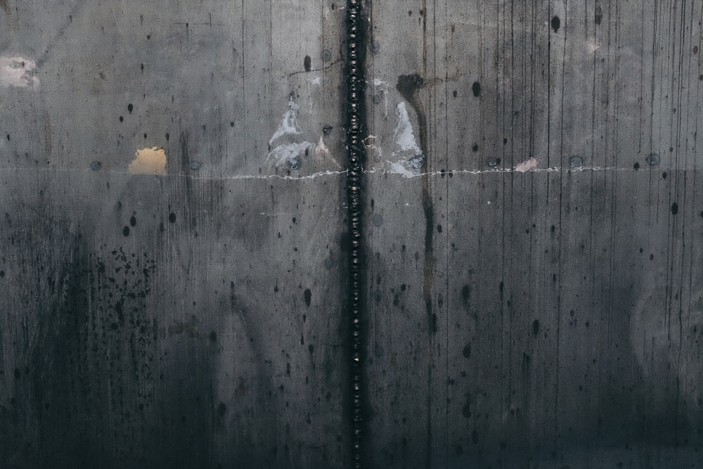 un primo piano di una porta di metallo con gocce d'acqua su di essa
