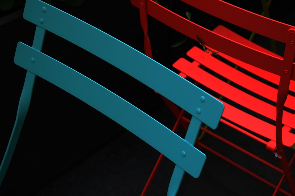 blaue und rote Stahlstühle