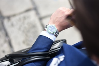 www.tre.jetzt person looking at silver-colored analog watch