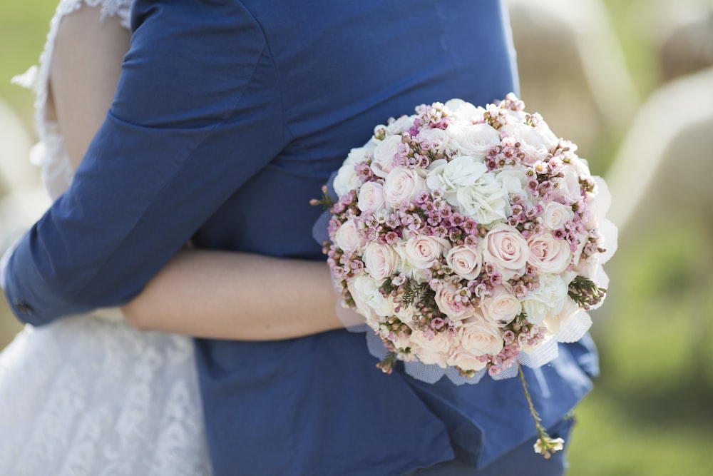 personne tenant un bouquet de roses