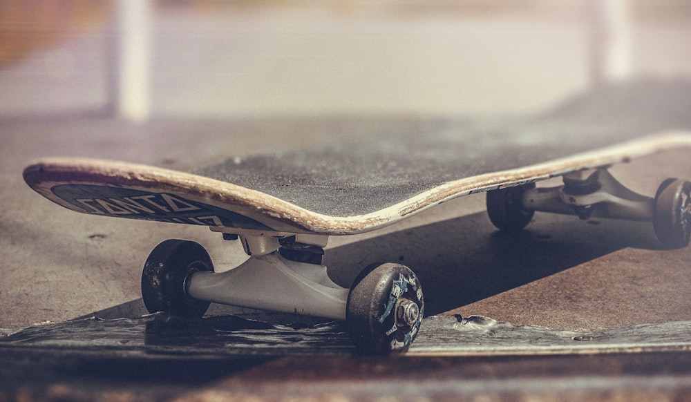 skateboard nero su terreno marrone