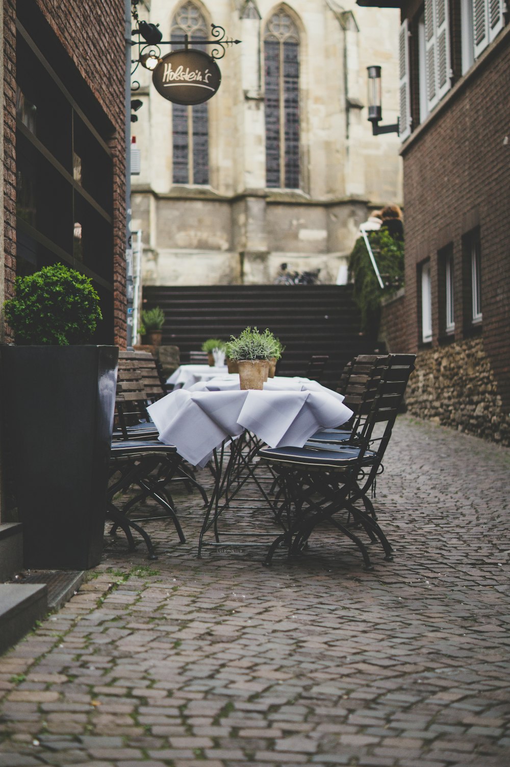 Leere Terrasse steht tagsüber neben dem Geschäft