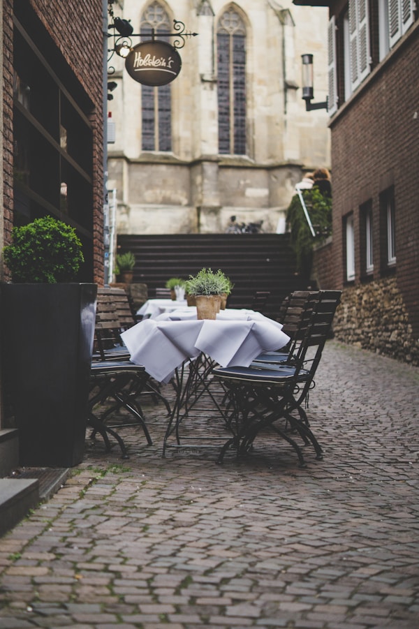 A walk through the streets of Münster. Suddenly we discover the tables with this beautiful place setting.by Dominic Dreier