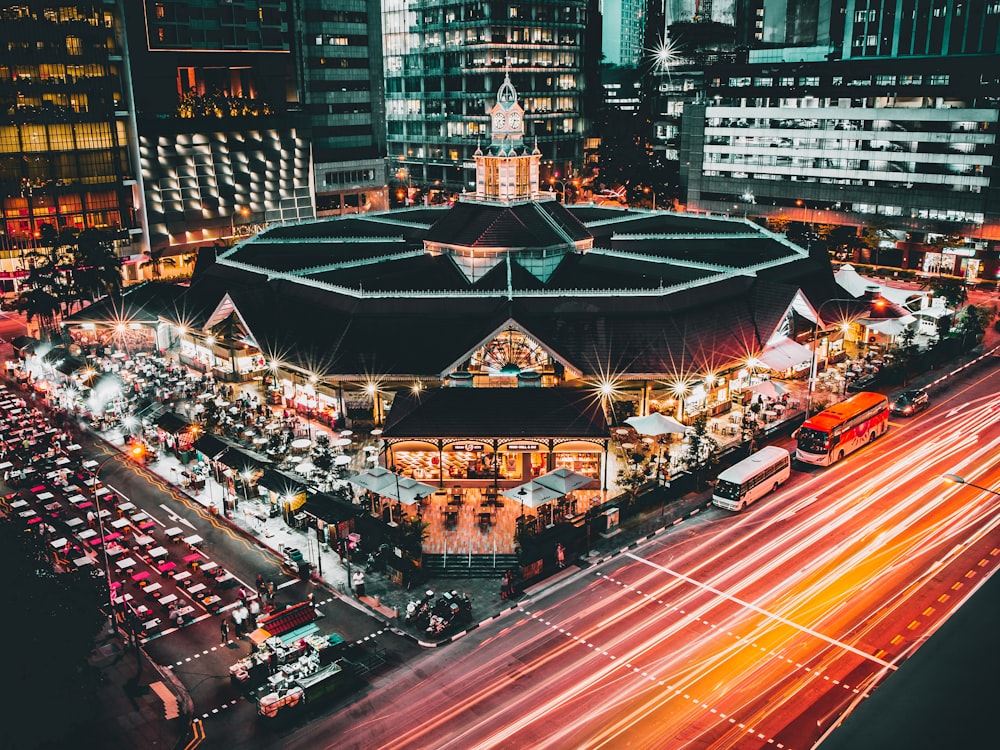 Photographie aérienne de bâtiments et de voitures sur la route pendant la nuit
