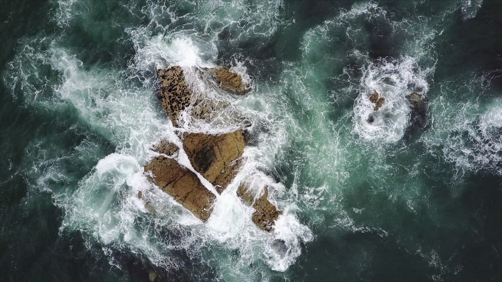 Formation rocheuse entourée d’un plan d’eau en photographie aérienne