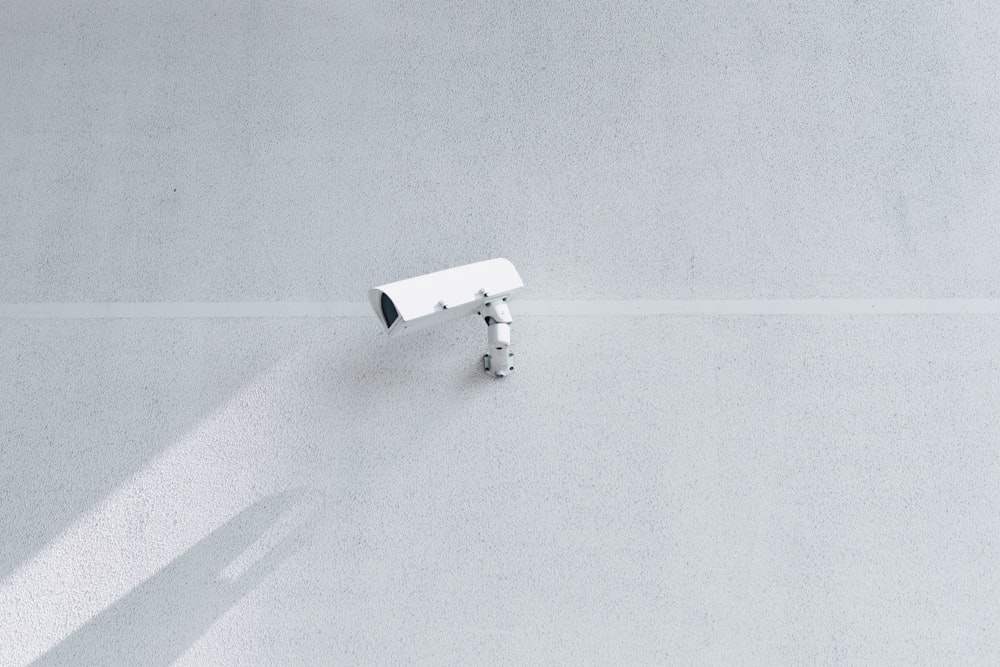 cámara de seguridad de caja blanca en la pared
