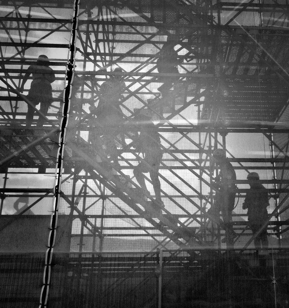 foto em preto e branco de pessoas subindo as escadas