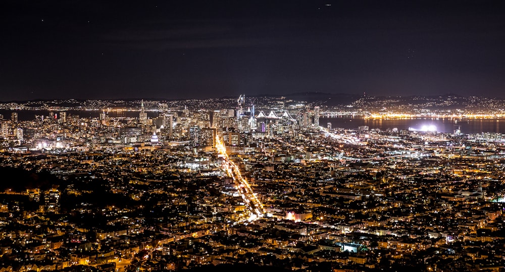 paisagem urbana iluminada durante a noite