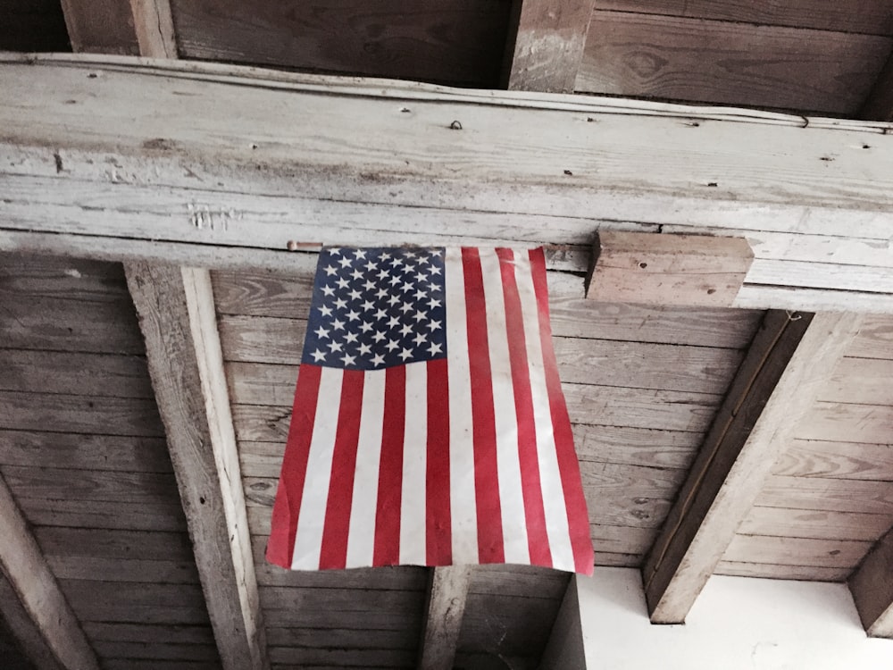 Drapeau américain accroché au plafond