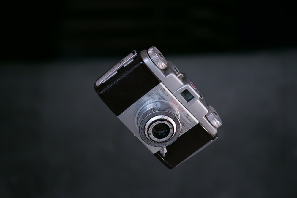 Câmera Kodak Pony 135 flutuando em um ângulo na frente de um fundo desfocado