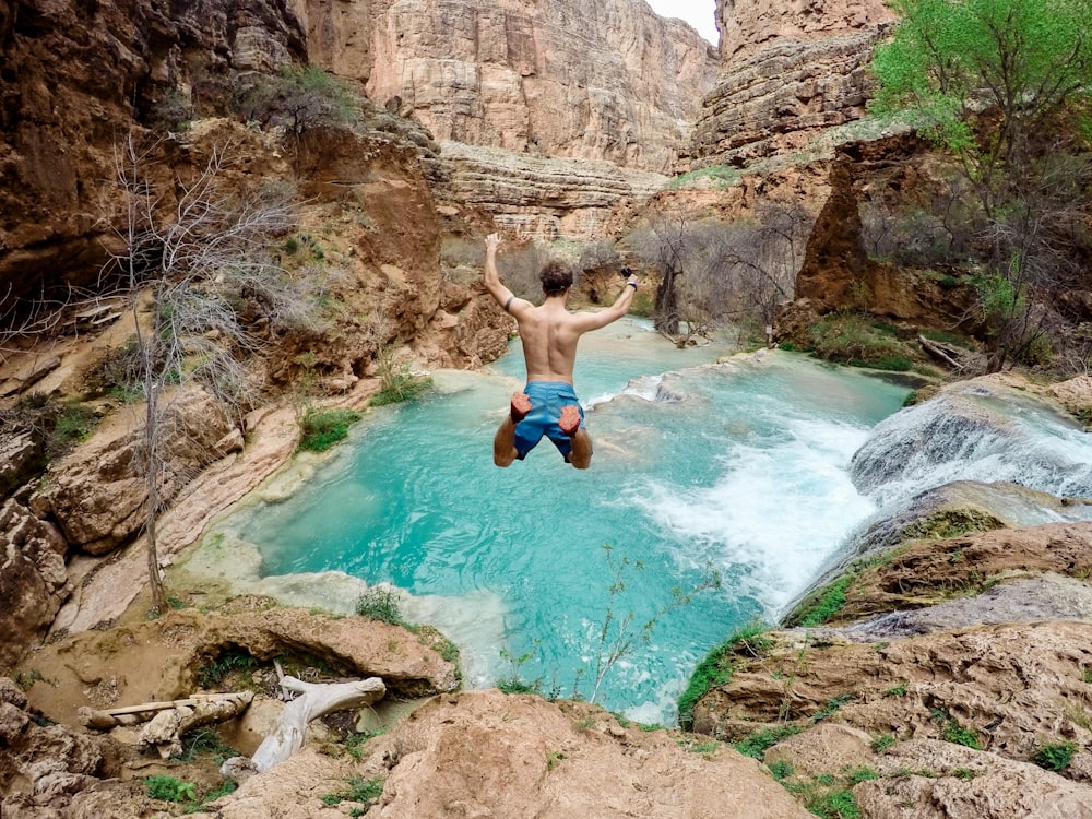 滝に飛び乗る男のタイムラプス写真